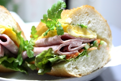 ハムと卵のバインミー